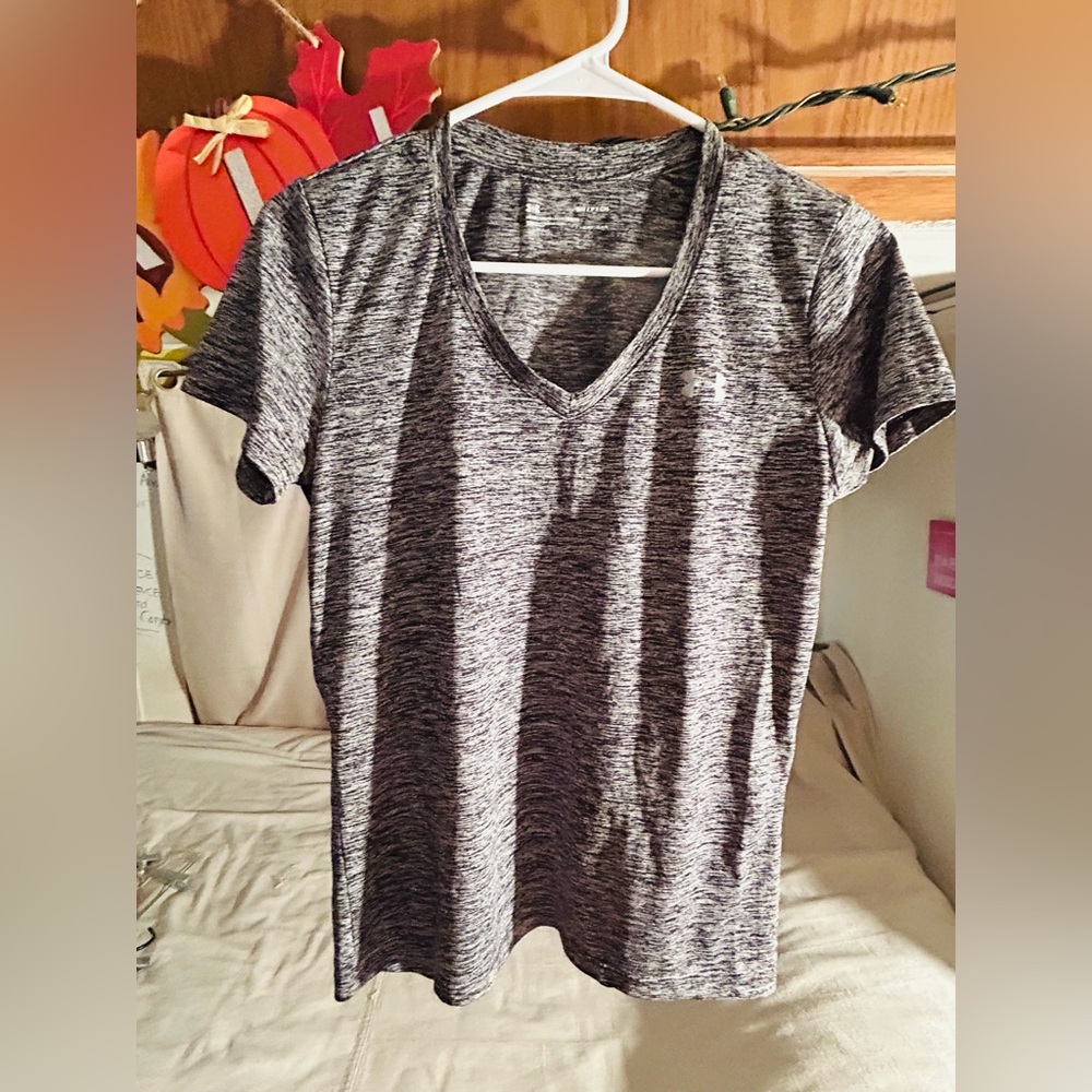 Under Armour, heat gear work out, short sleeve Gray V-Neck Shirt athletic wear S